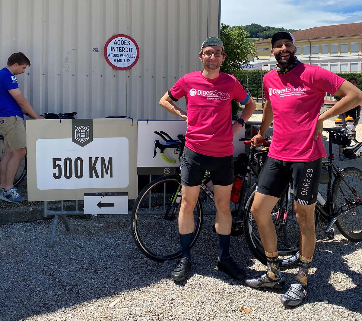 Le Docteur Henri Lubret et son coéquipier, portent les couleurs de la fondation DigestScience sur la Race Across 2022